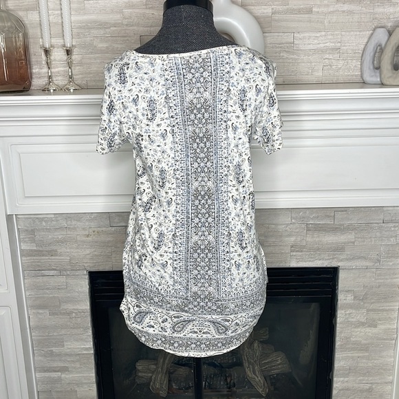 LUCKY BRAND Women's Scoop Neck Graphic Tee T-Shirt with Curved Hemline Medium - Picture 6 of 7